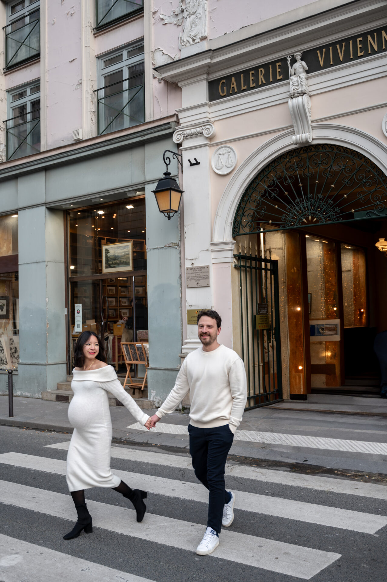 couple de futurs parents marchent à paris