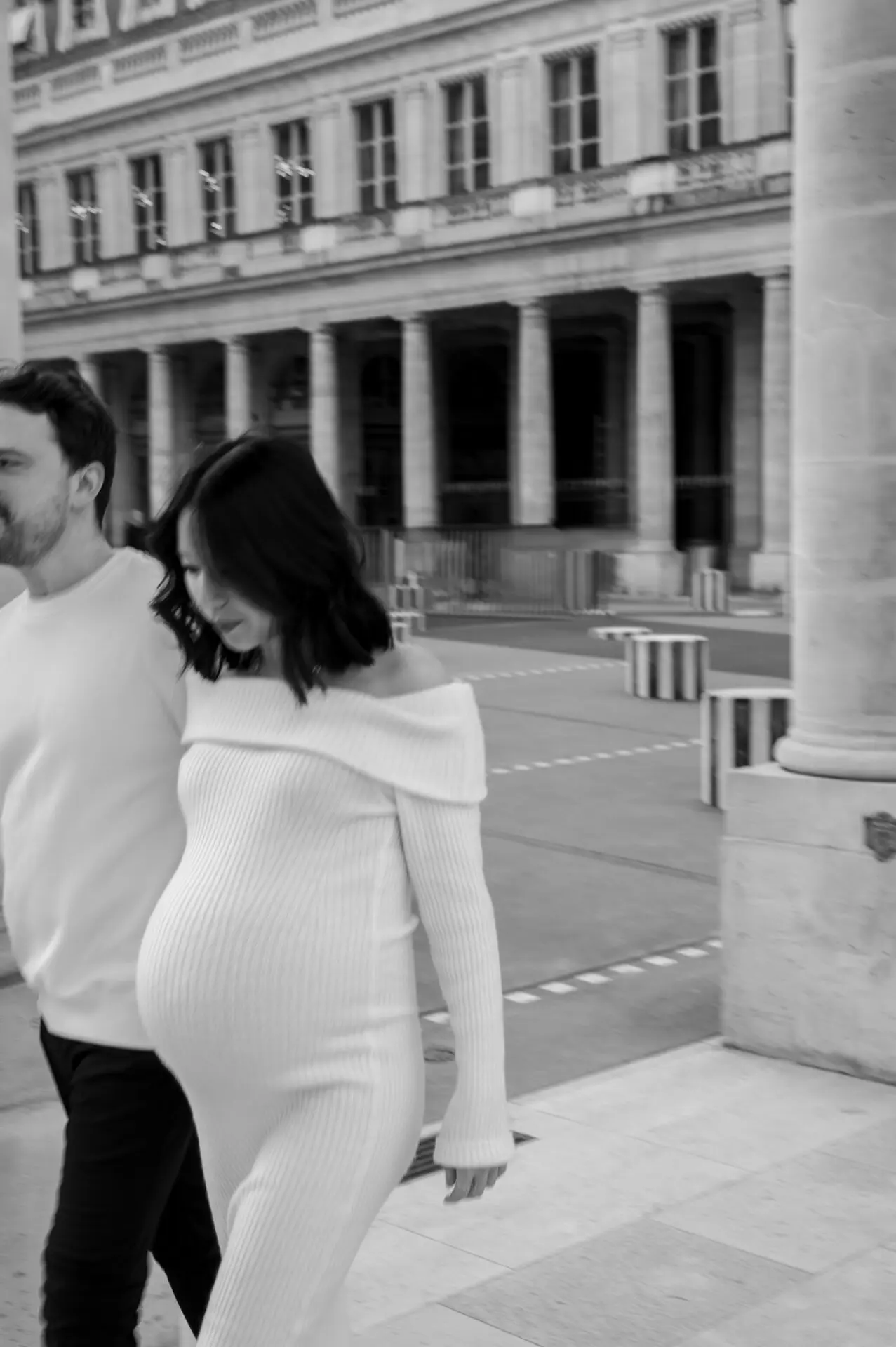 couple sur leur lit femme enceinte