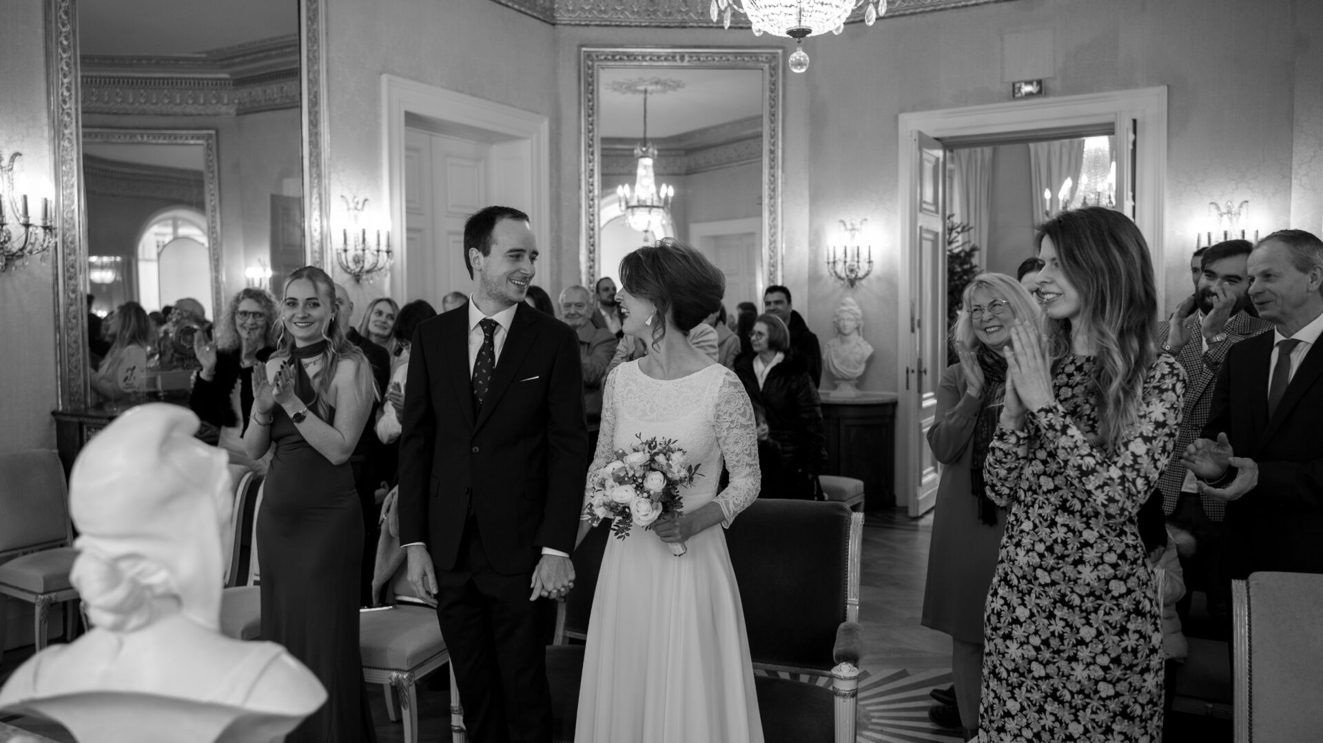 couple de jeunes mariés à la mairie