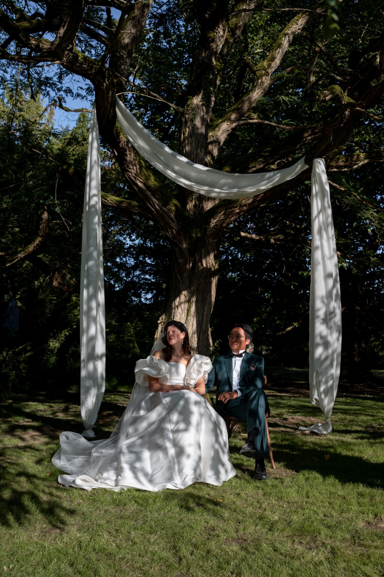 mariés assis pendant leur cérémonie laïque de mariage