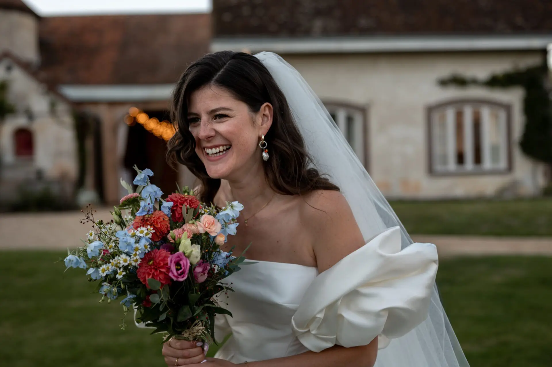 Mariage moderne, Julie + Kévin, Perche, Normandie mariée sourit à pleine dents