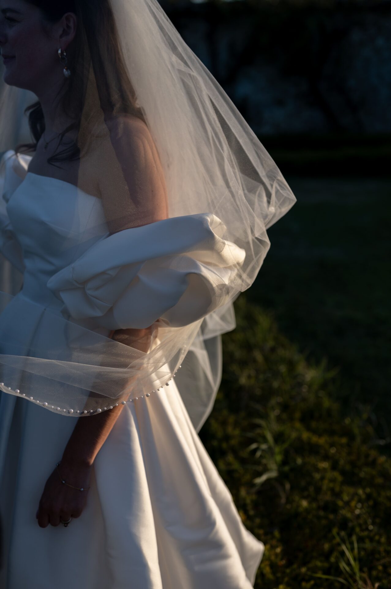 robe et voile de mariée illuminé par le soleil couchant