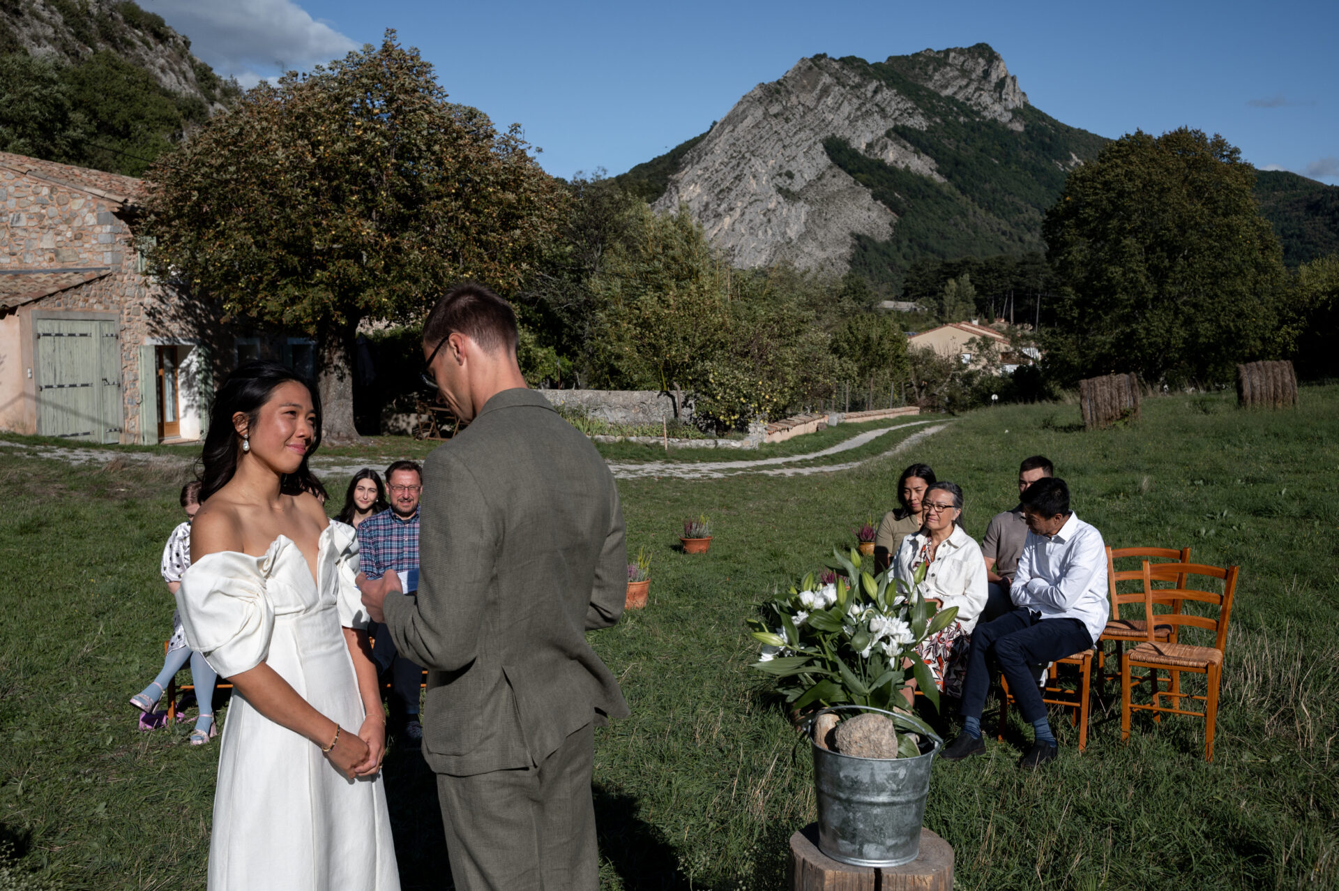 cérémonie élopement en Provence au milieu d'un champ et des montagnes