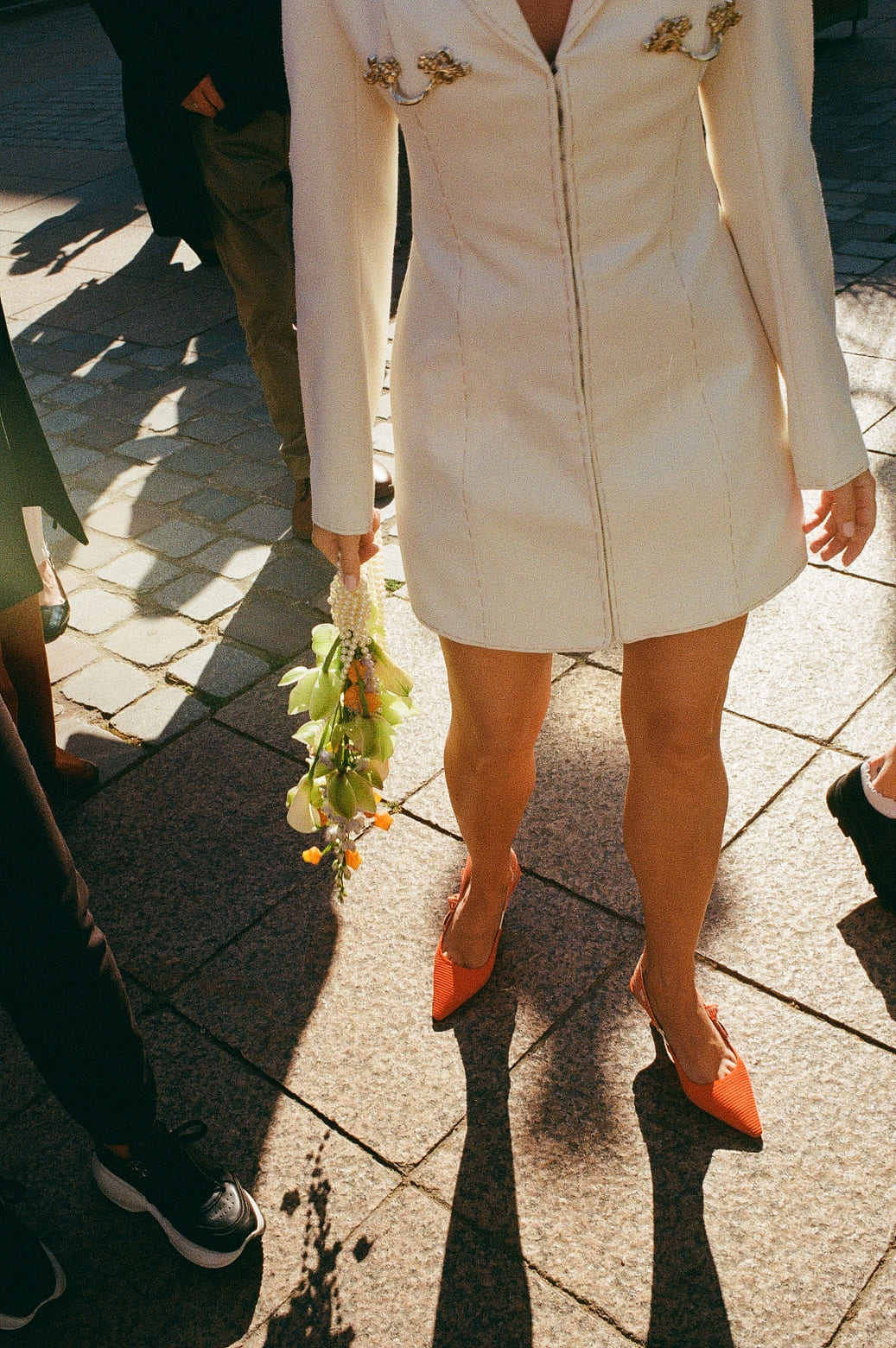 Paris, France, Avril 2025 mariée debout avec sa robe de mariée et son bouquet