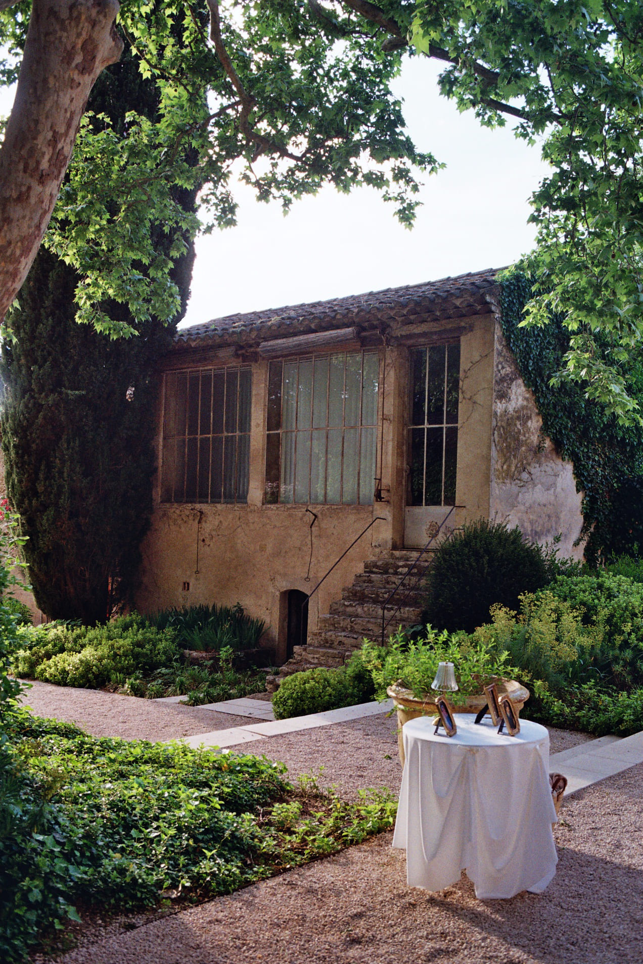 Le Galinier, Lourmarin, Provence, Mai 2025 couple s'enlace au coucher du soleil