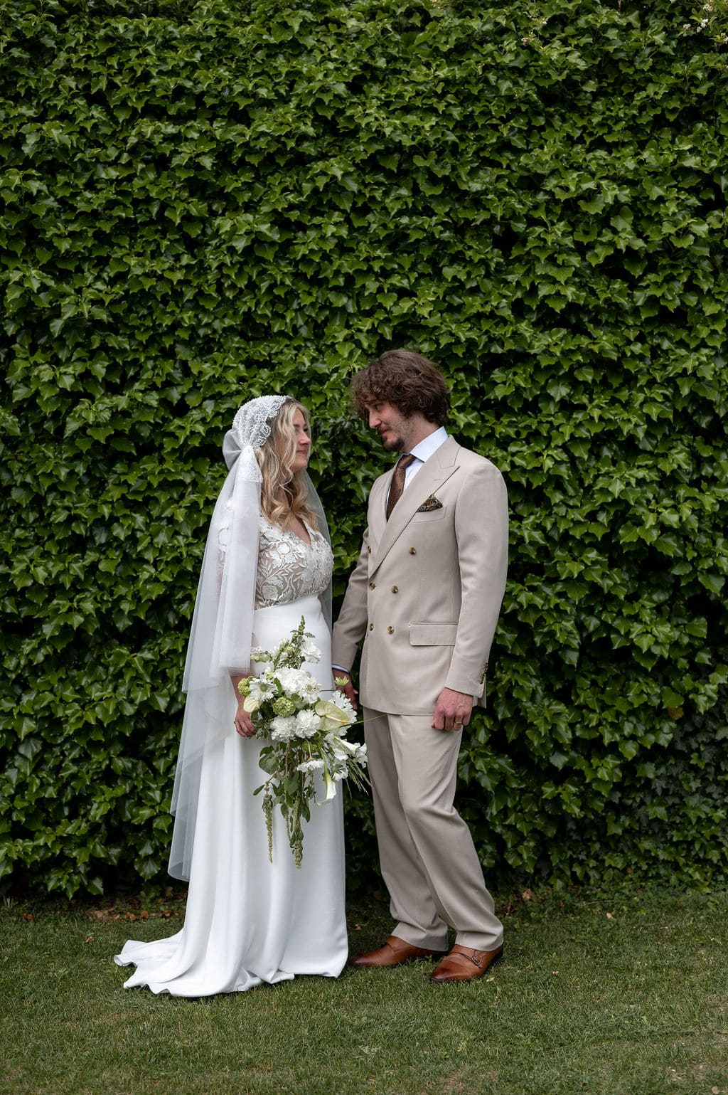 mariés debout lors de leur cérémonie civile