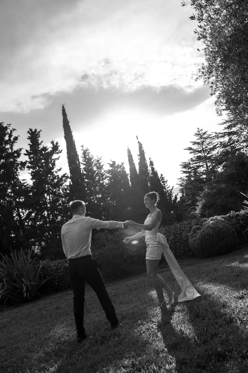 Grasse, French Riviera, France, Mai 2025 bride ang groom dancing with the sunset in the backlight