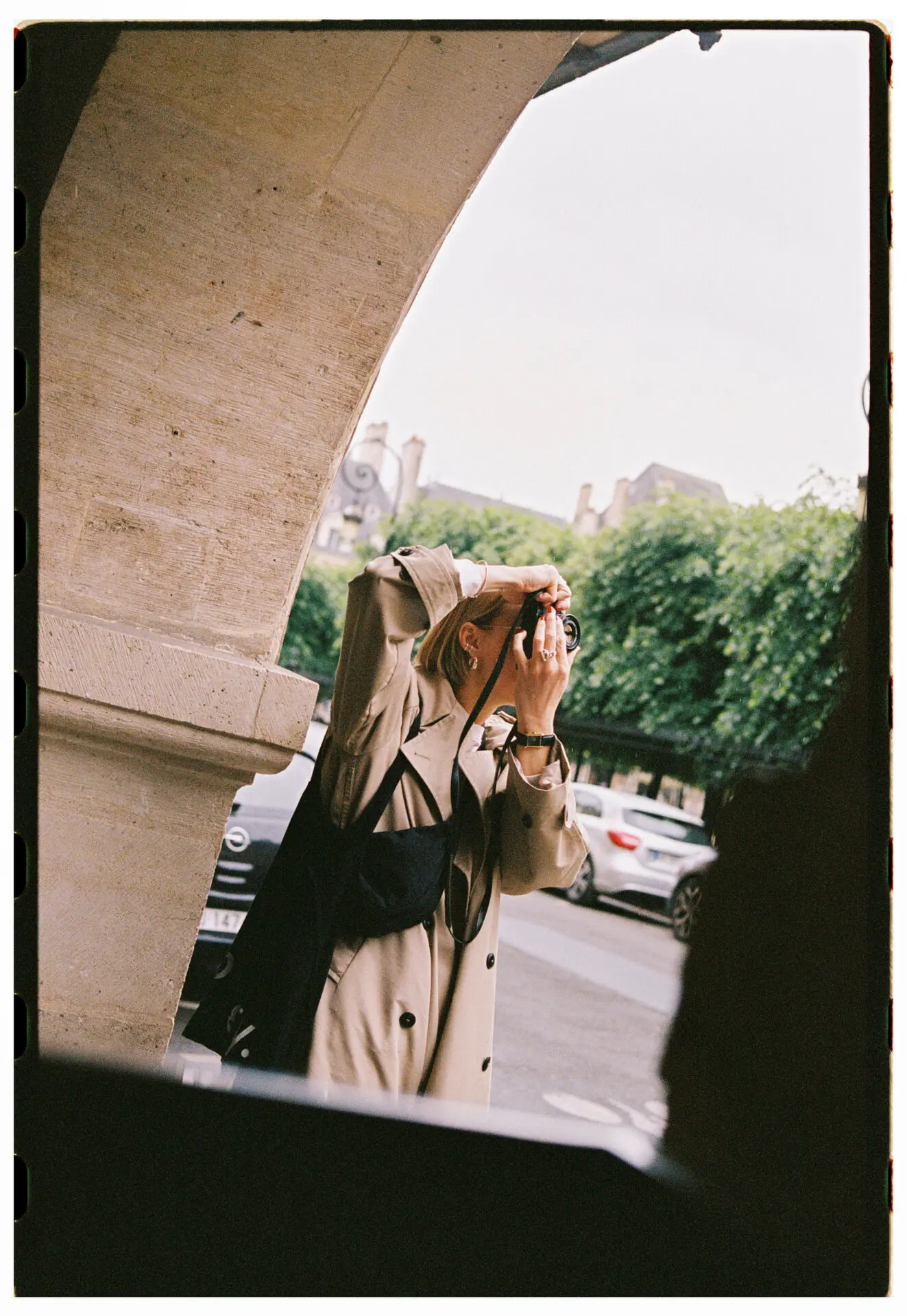 Mathilde Caelicia shooting in le Marais Wedding photographer Mathilde Caelicia shooting in le Marais
