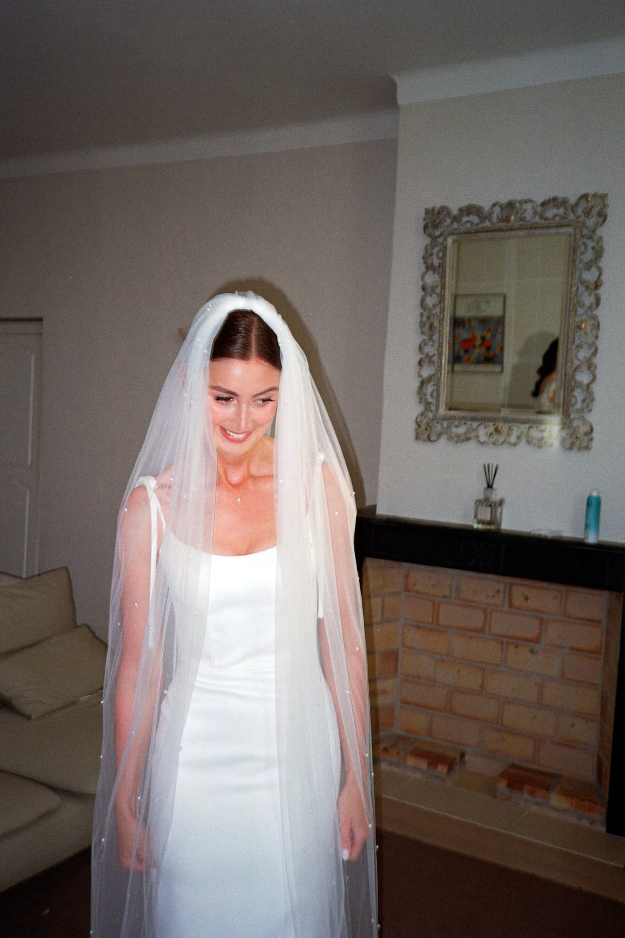 Grasse, French Riviera, France, Mai 2025 mariée debout avec sa robe de mariée et son bouquet