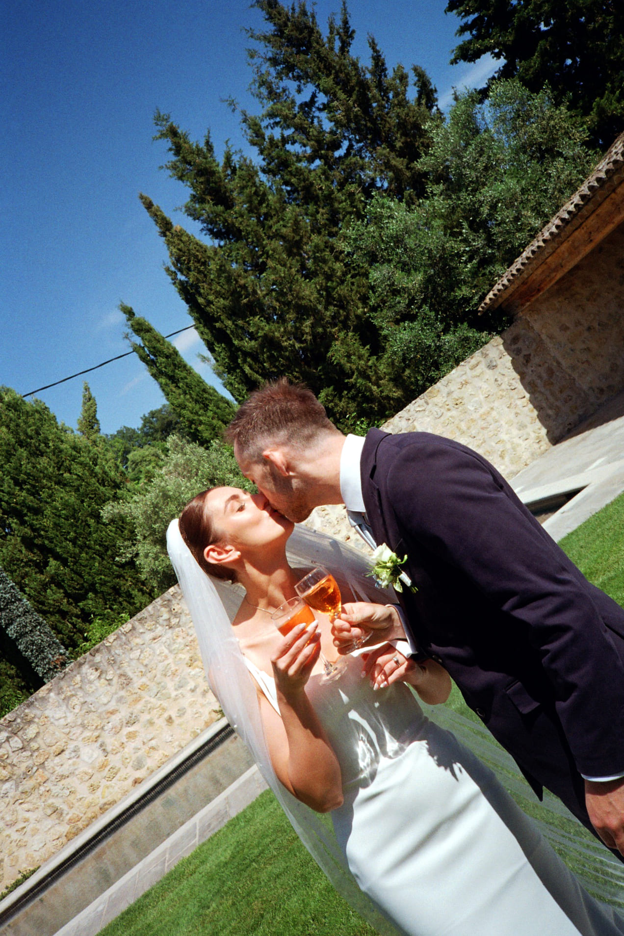 Grasse, French Riviera, France, Mai 2025 mariée debout avec sa robe de mariée et son bouquet