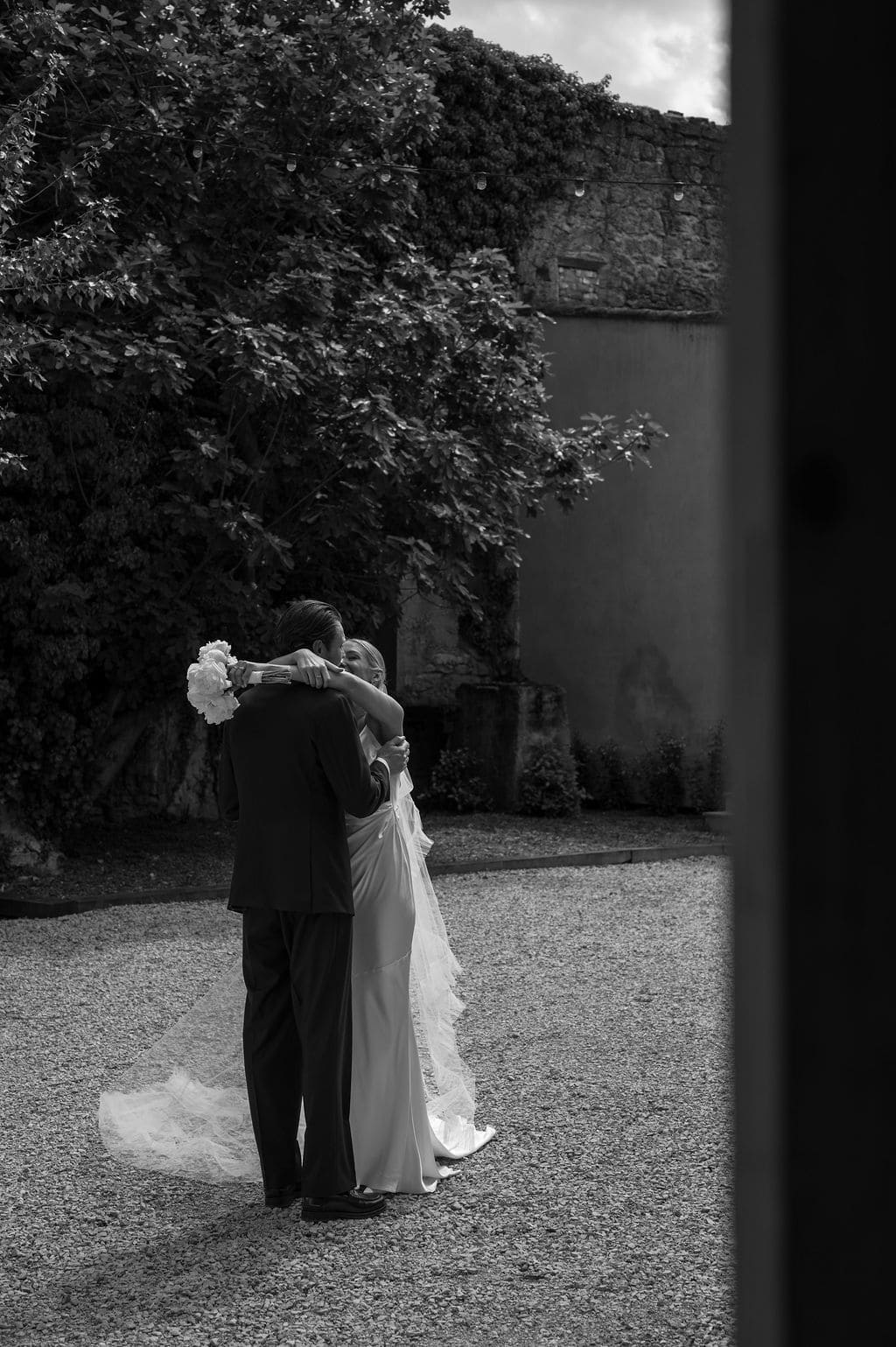 Verity + Sam, Blanche Fleur Provence, Mai 2025 couple s'enlace après la cérémonie