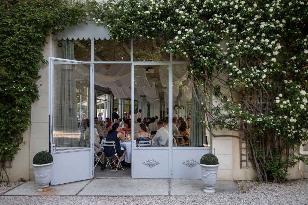 Domaine Blanche Fleur, Provence, France, Mai 2025 guests in the dining room from outside