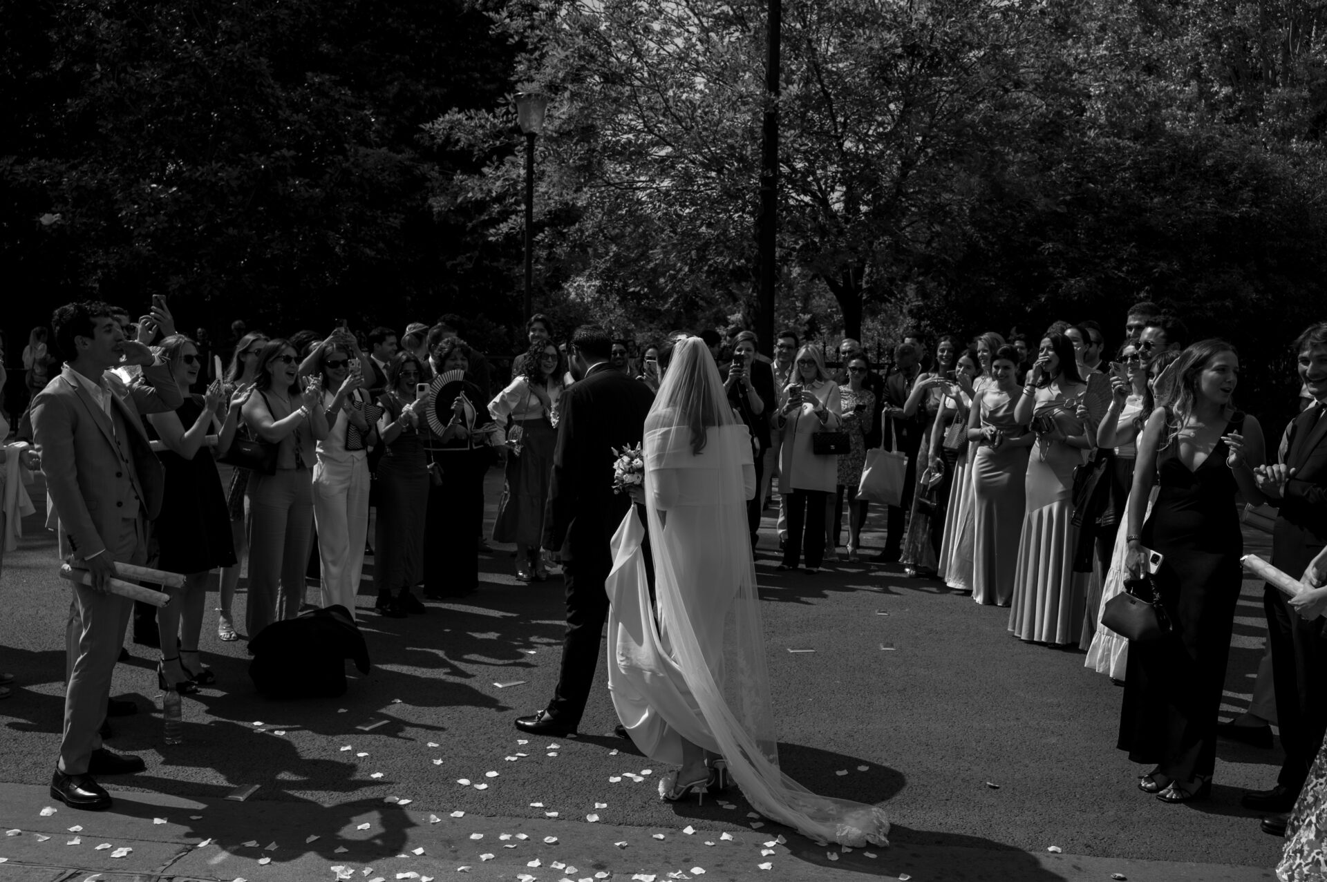 couple de jeunes mariés de dos sortie de cérémonie