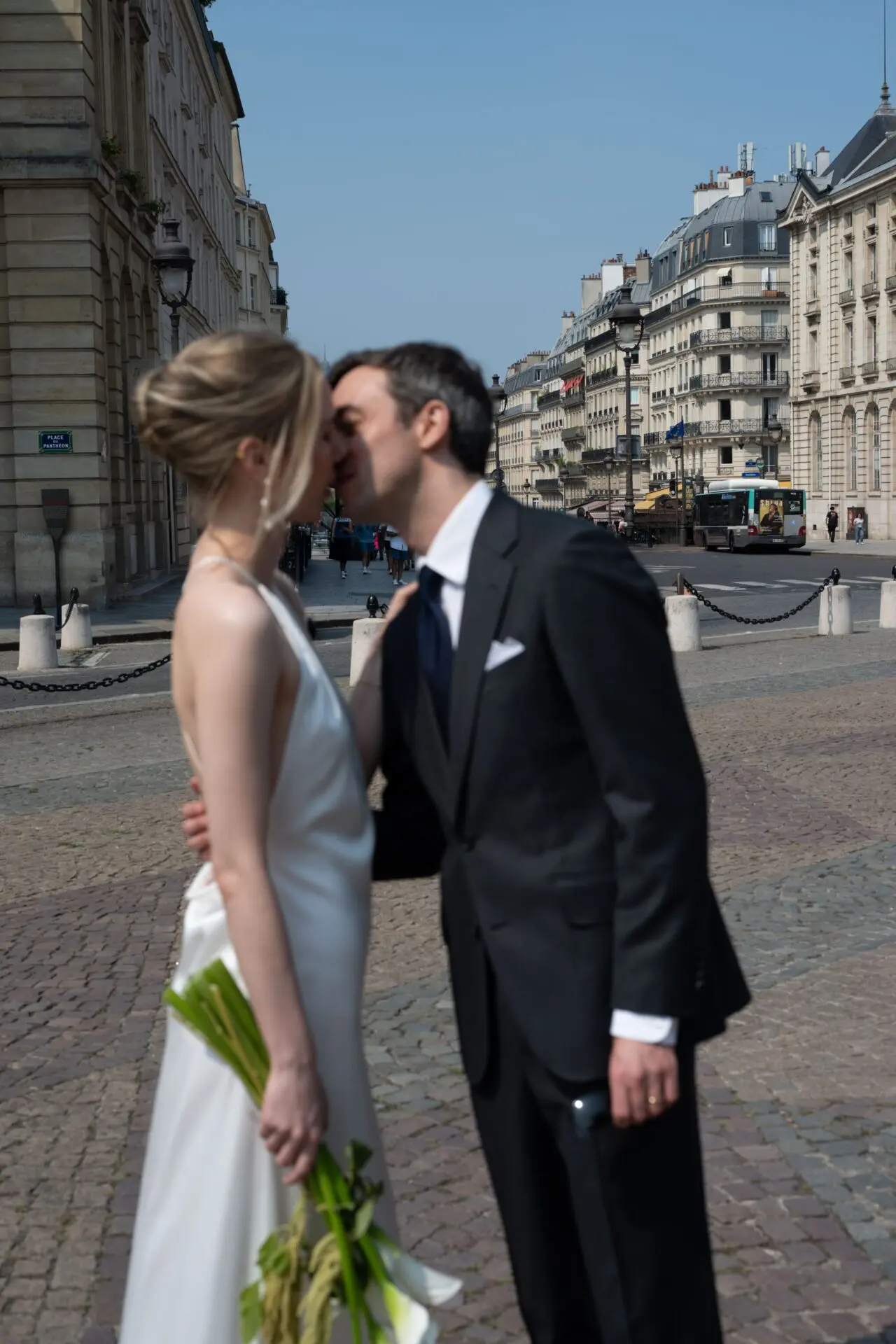 bride and groom kissing on Pantheon's place in Paris