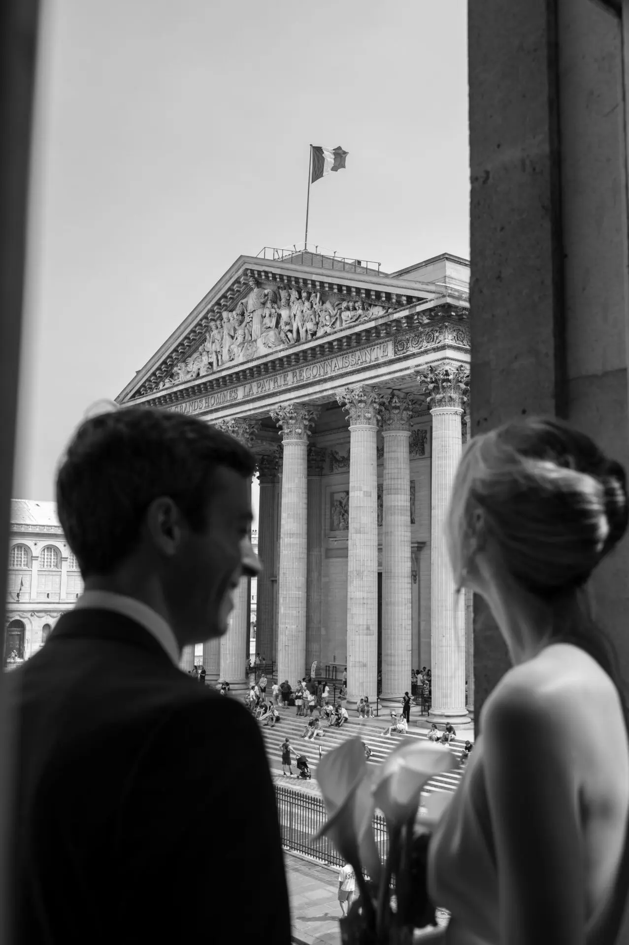 bride and groom looking at le Panthéon in Paris