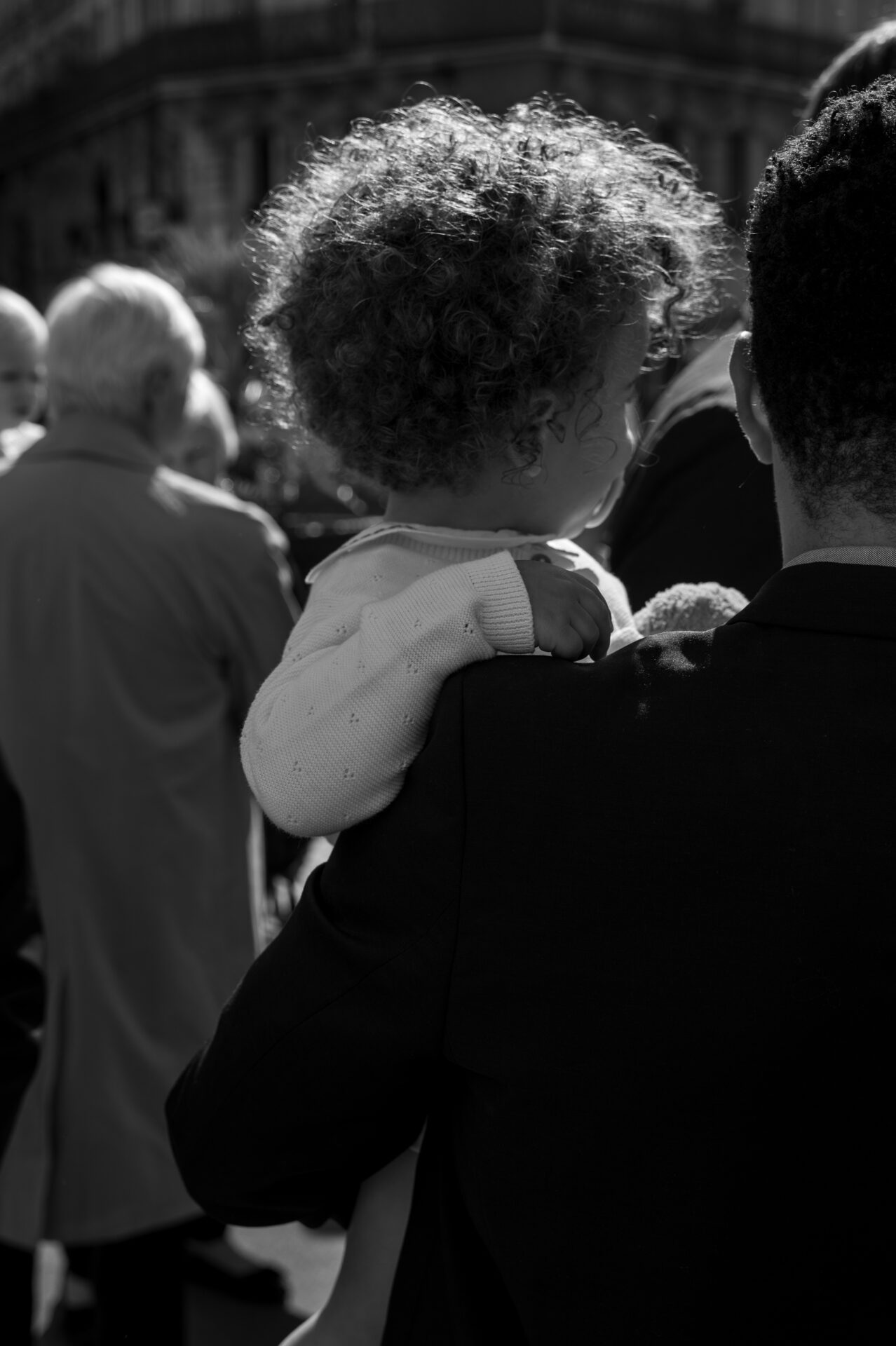 Matisse baptism, Paris, October 2025 un bébé tient sa maman par le t-shirt