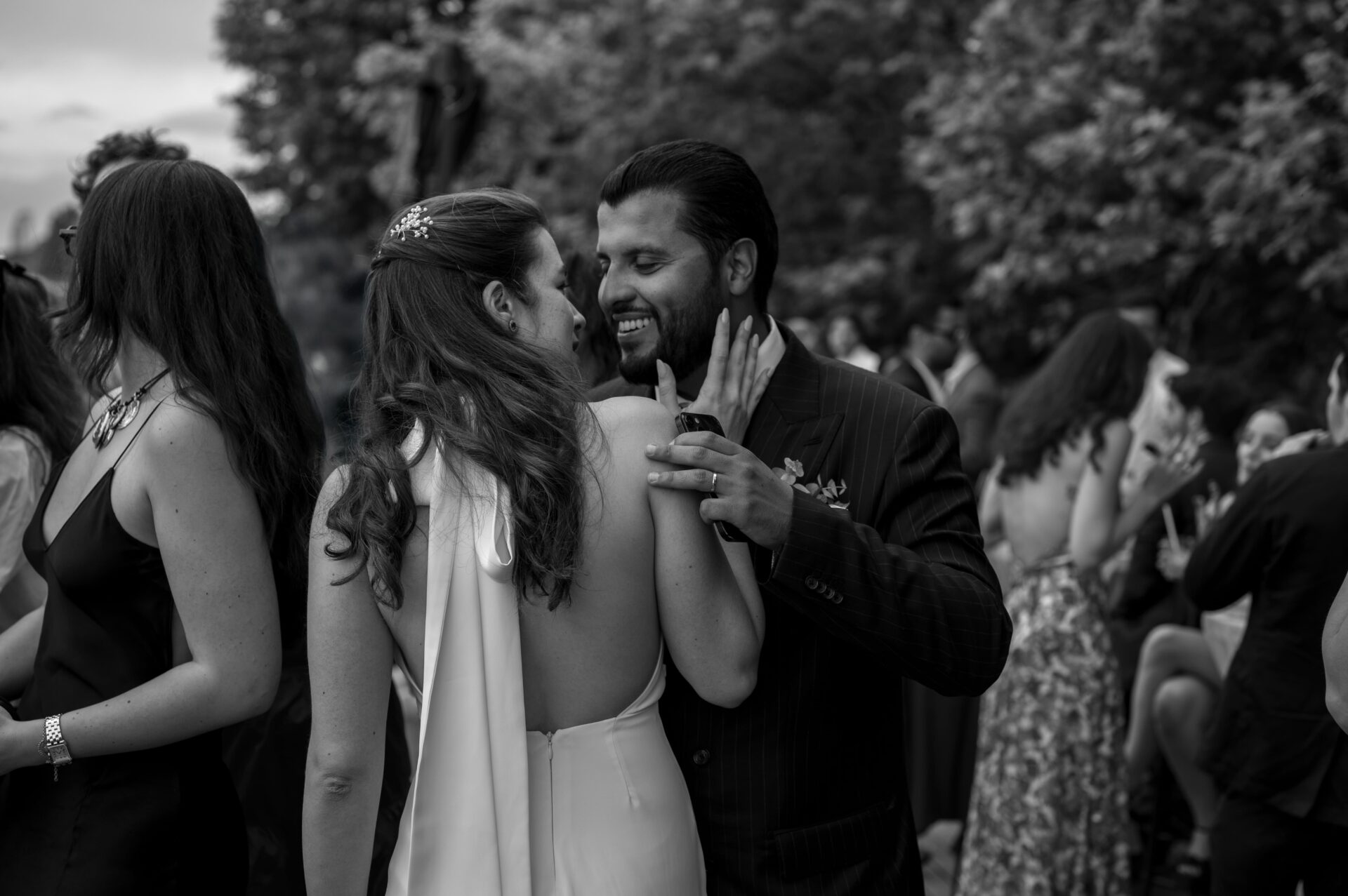 couple de jeunes mariés à la mairie
