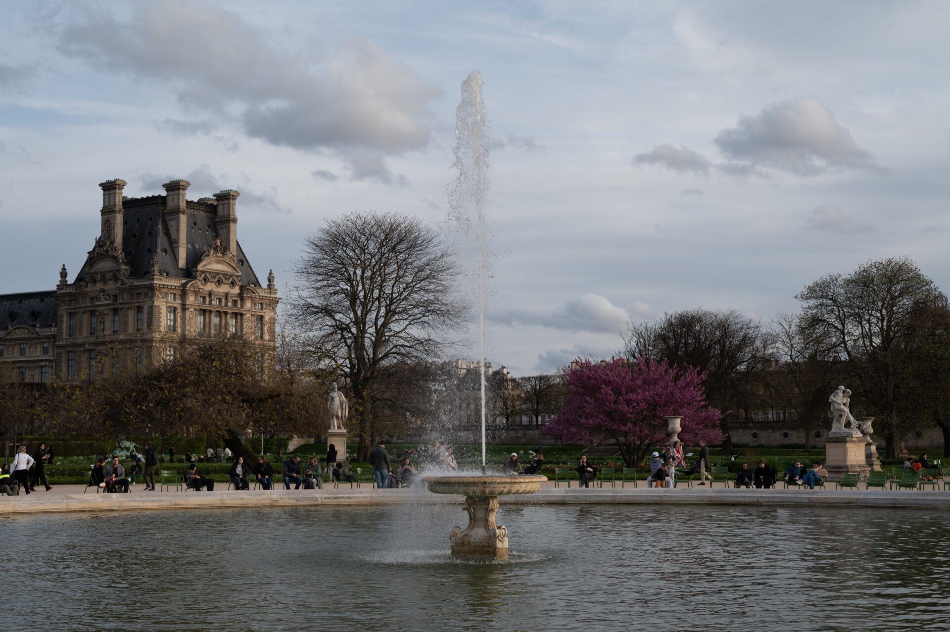 jardin des tuileries et aile du louvre au coucher du soleil