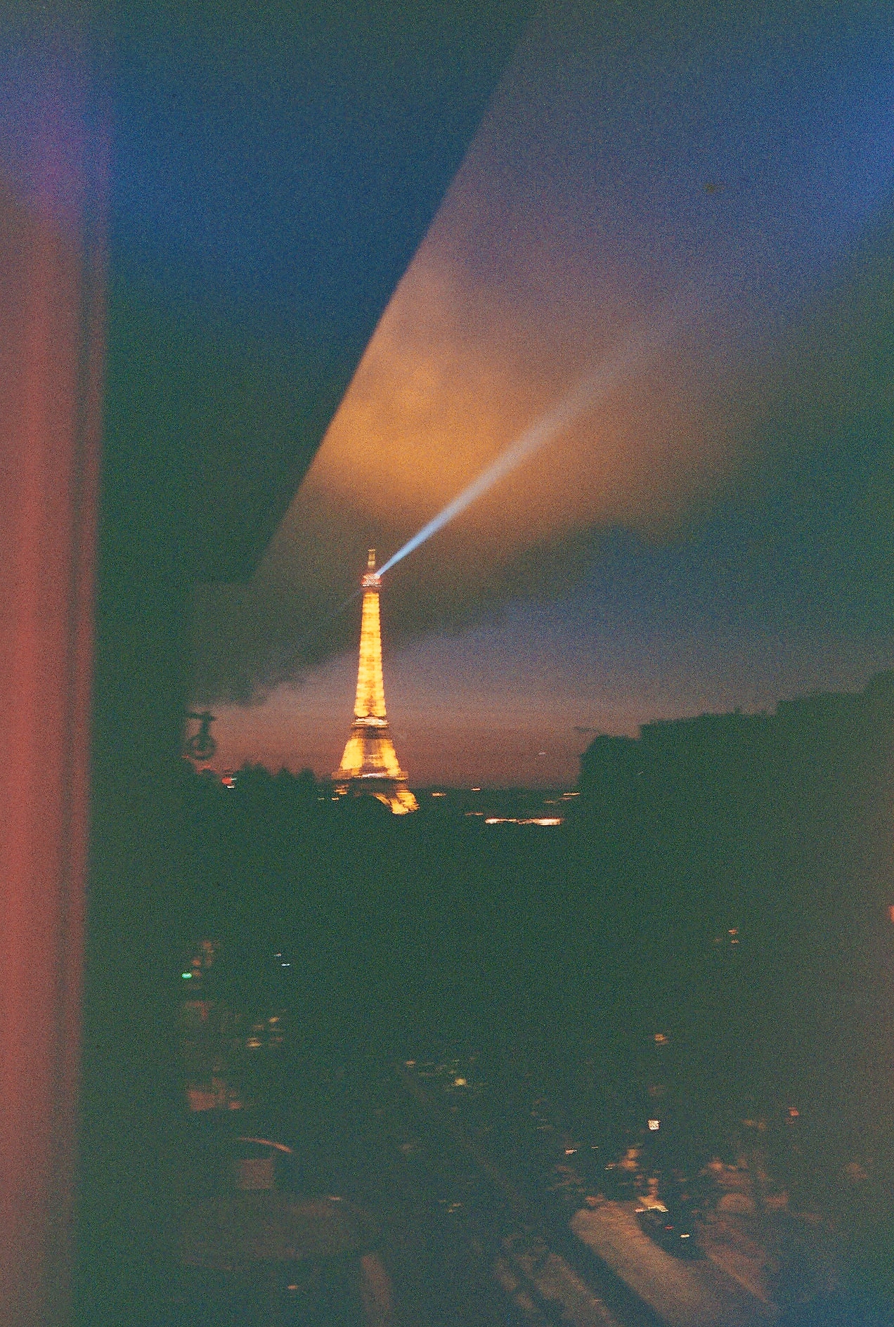 Tour eiffel éclaire dans la nuit orange