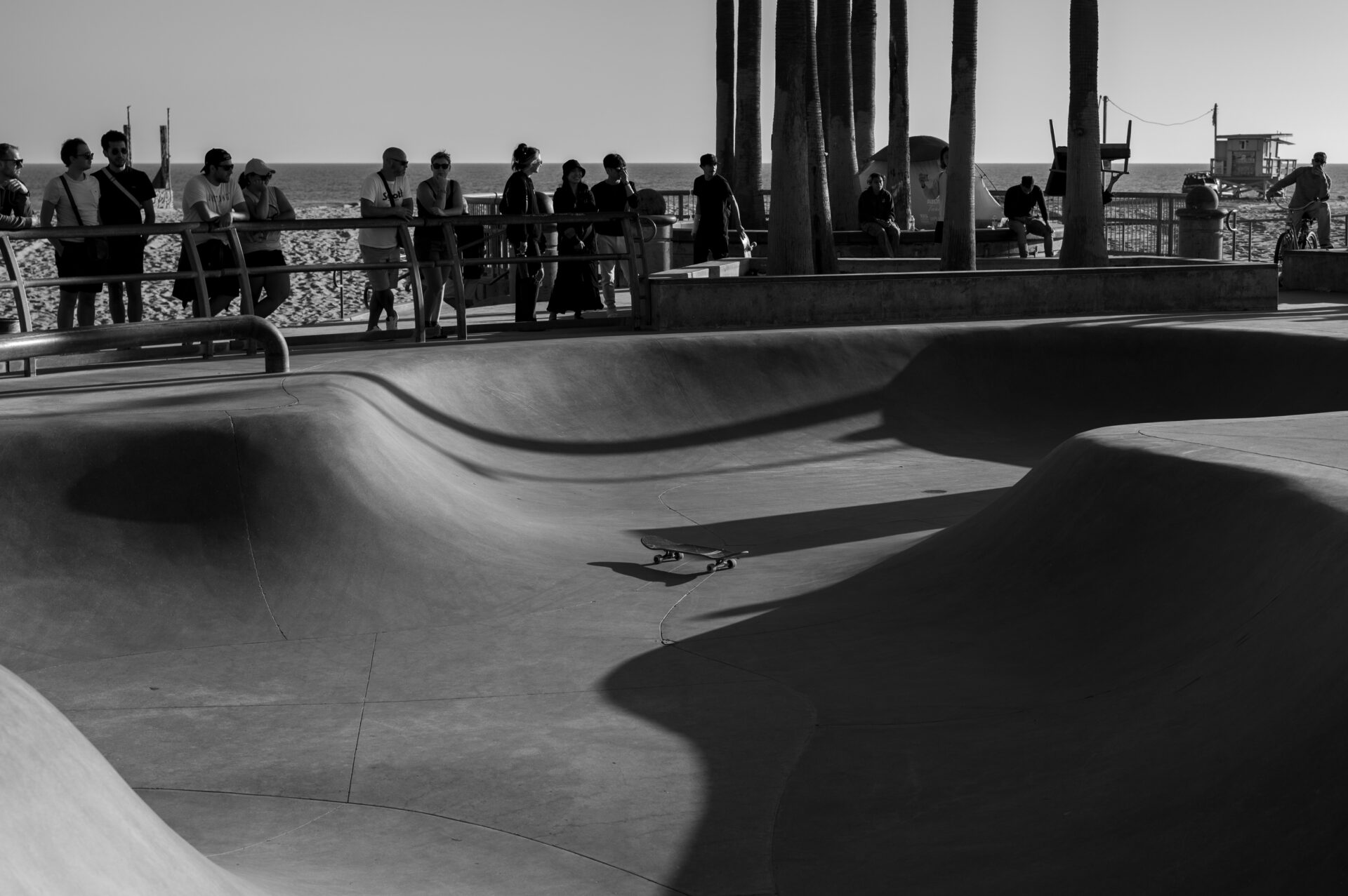 skate in the middle of the bowl of venice beach