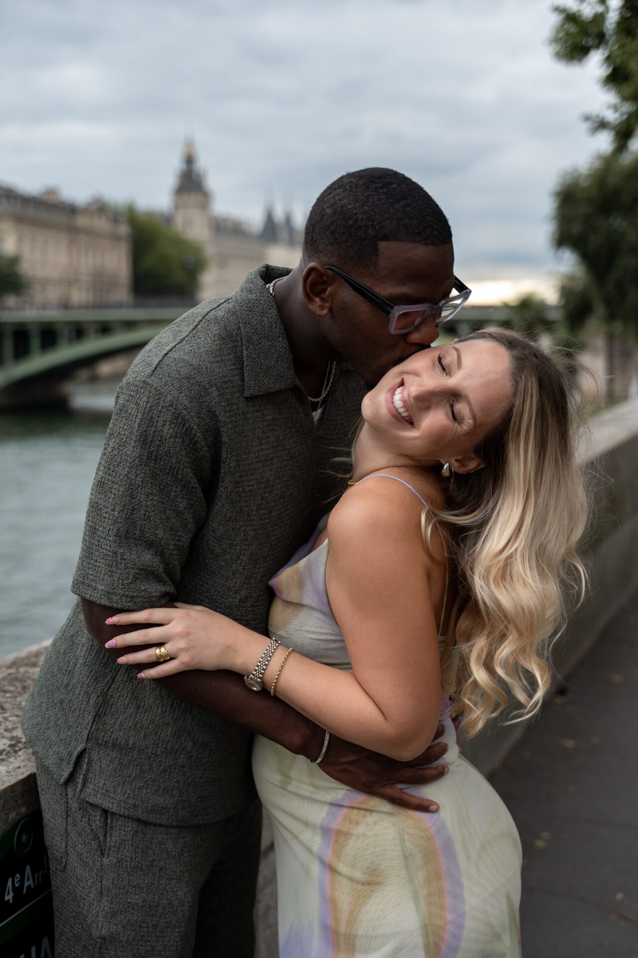 Séance grossesse sur les quais de seine