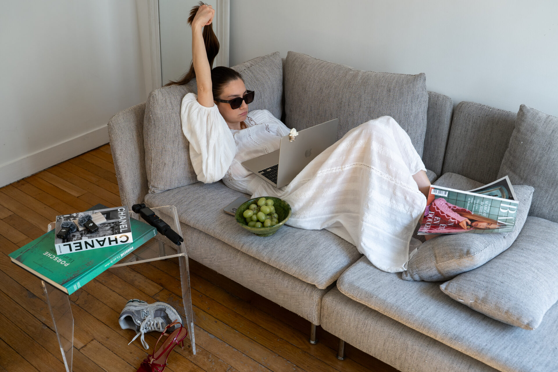 créatrice de contenu travaille sur son canapé