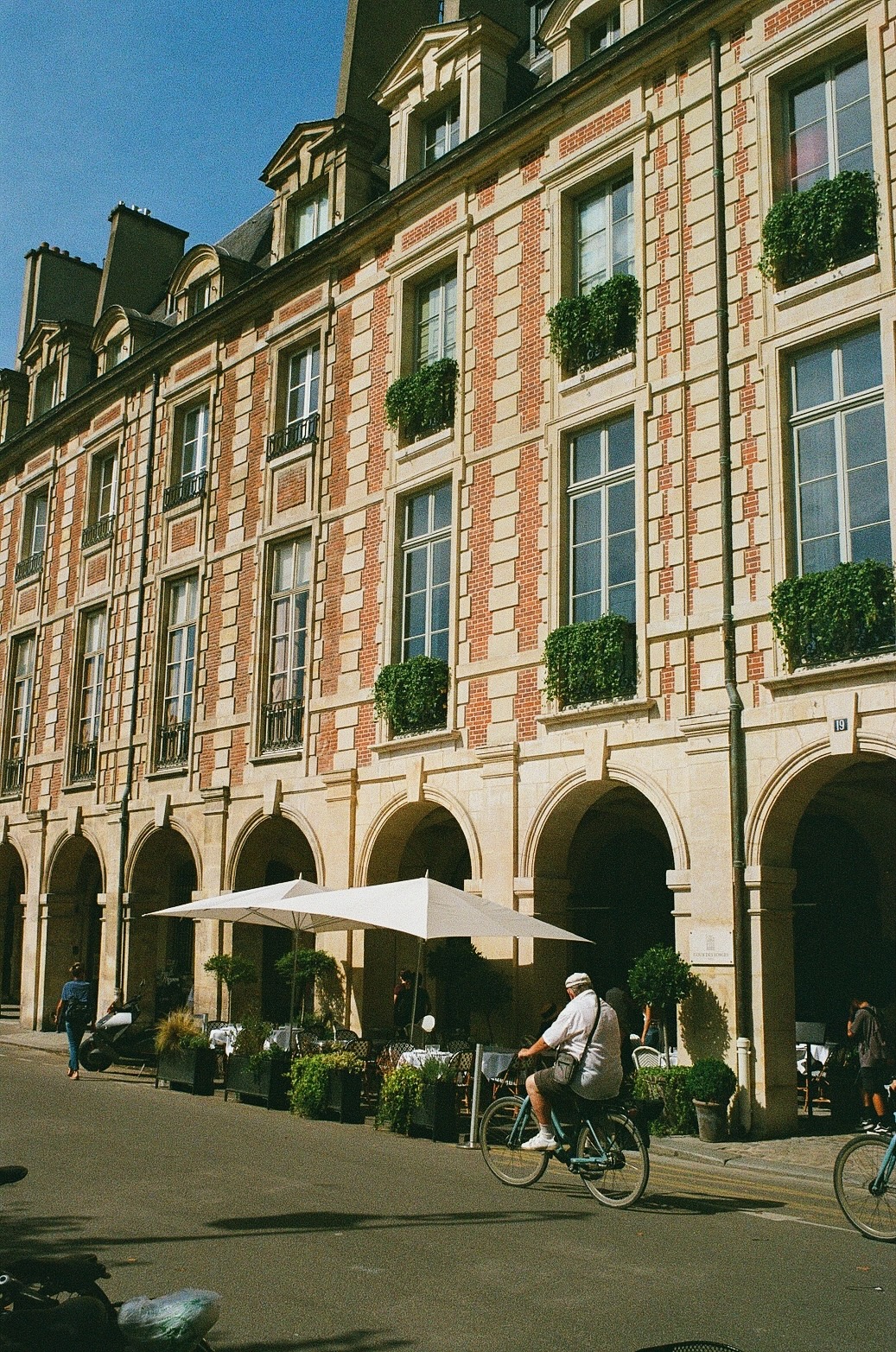 cycliste place des vosges