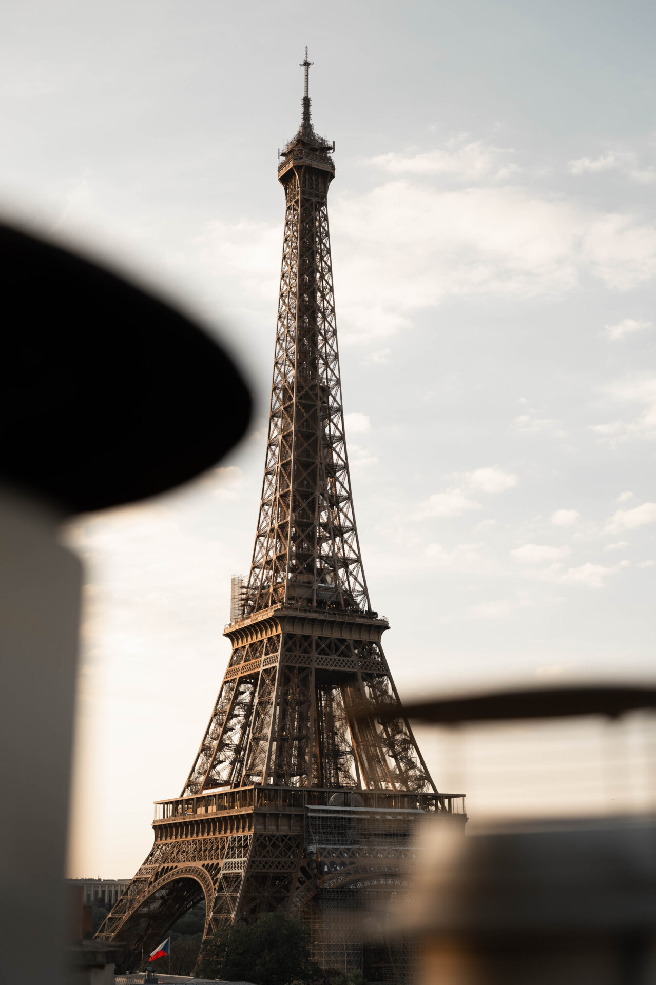 tour eiffel vue des toits de paris