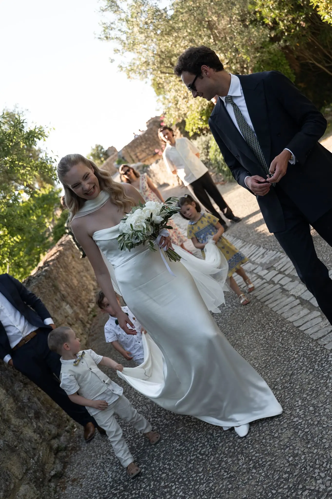 enfants d'honneur tiennent la traine de la mariée