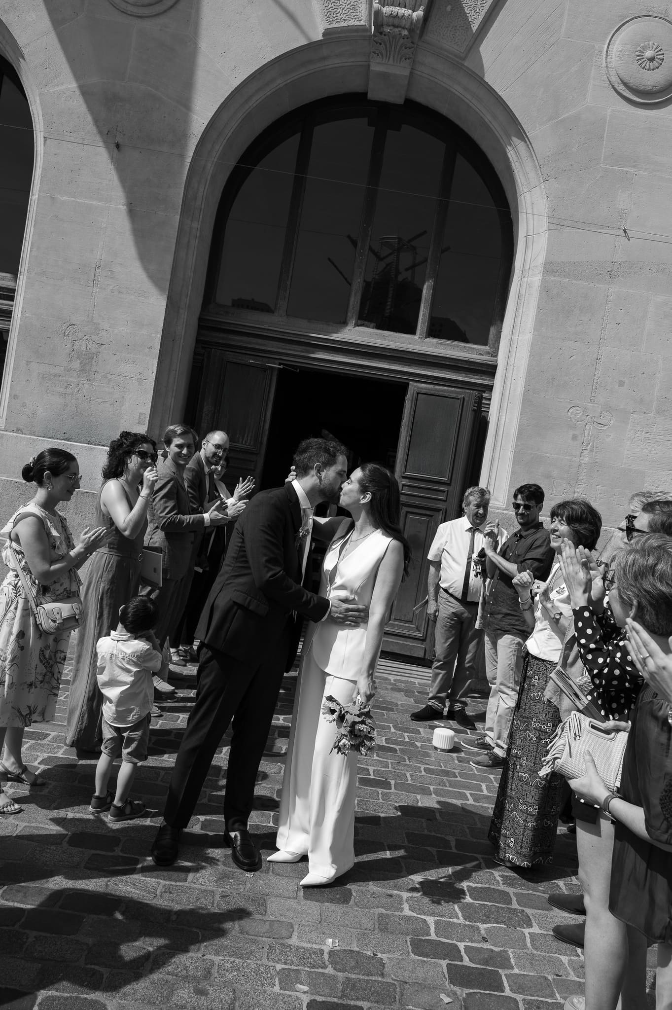 sortie des mariés de la mairie