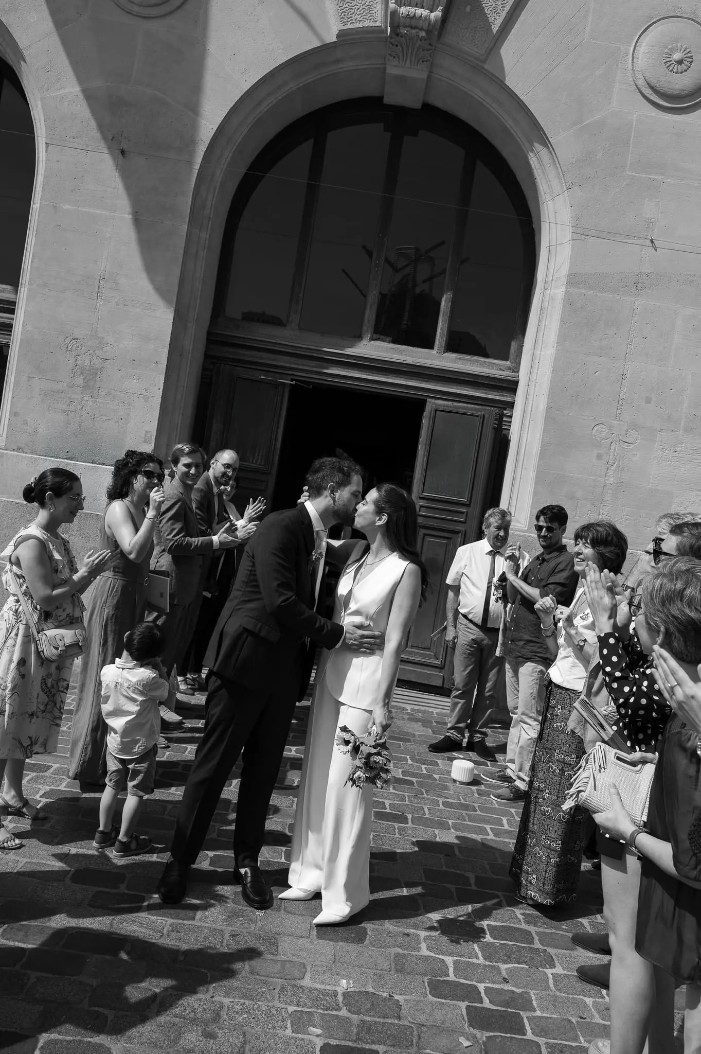 sortie des mariés de la mairie