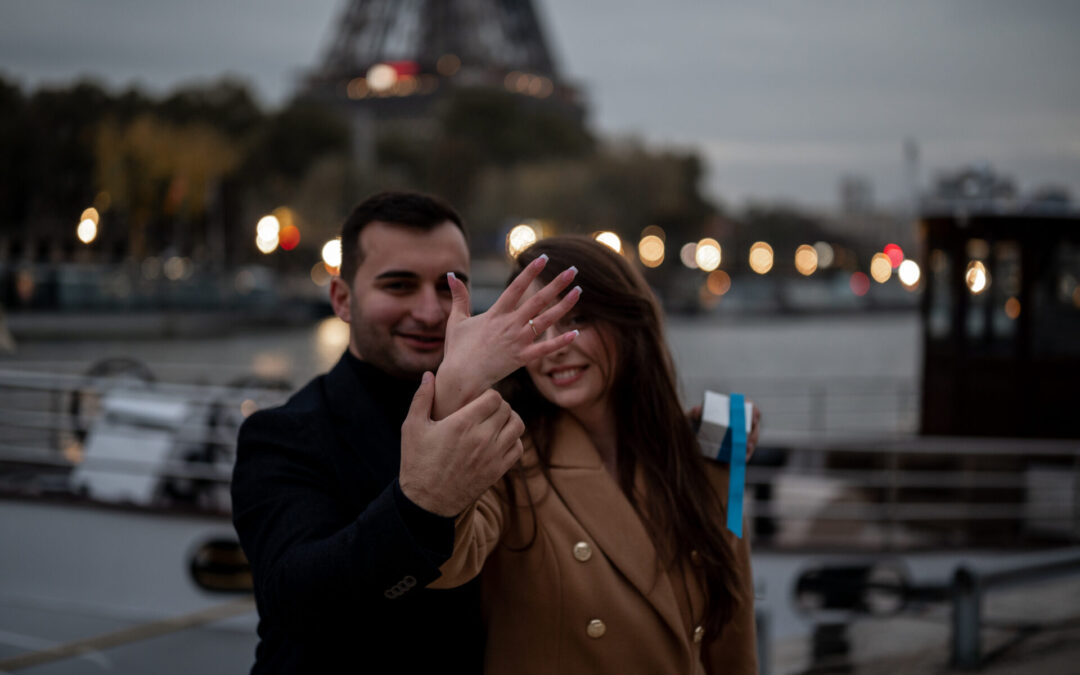 Une demande en mariage au coucher du soleil devant la Tour Eiffel
