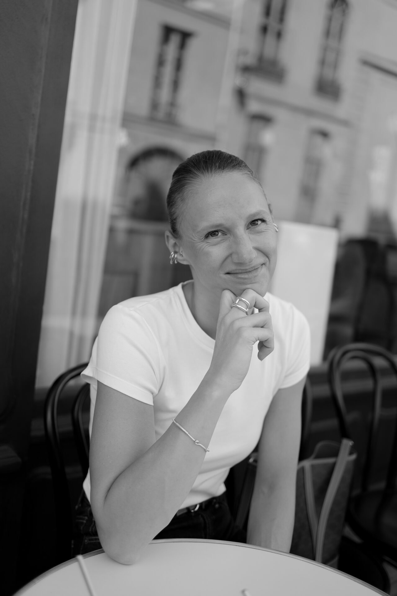 photo portrait de la photographe Mathilde Caelicia qui rigole